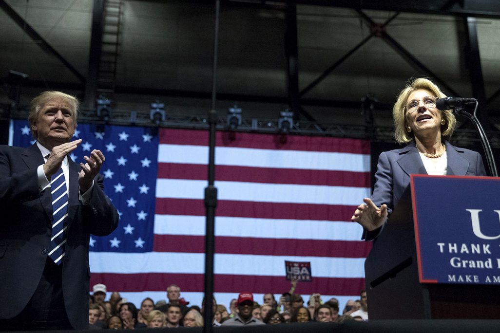 שרת החינוך החדשה בטסי דבוס לצד הנשיא דונלד טראמפ (צילום: Andrew Harnik / AP Photo).