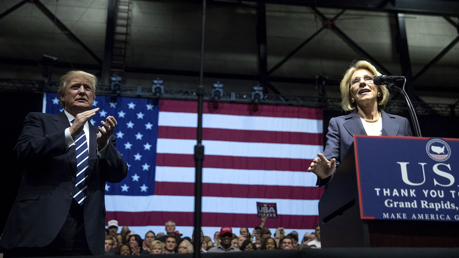 שרת החינוך החדשה בטסי דבוס לצד הנשיא דונלד טראמפ (צילום: Andrew Harnik / AP Photo).