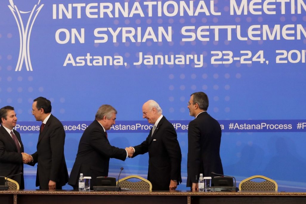 שרי החוץ של טורקיה ורוסיה, ושליחי רוסיה והאו"ם בסוריה, בוועידה שמטרתה להגיע להסכם בסוריה, אסטנה, בירת קזחסטן 24/1/2017 (קרדיט: AP Photo/Sergei Grits)