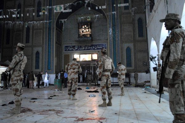 פיגוע בבמסגד הסוּפי "לאל שאהבז קלנדר" בפקיסטן (AP Photo/Pervez Masih).