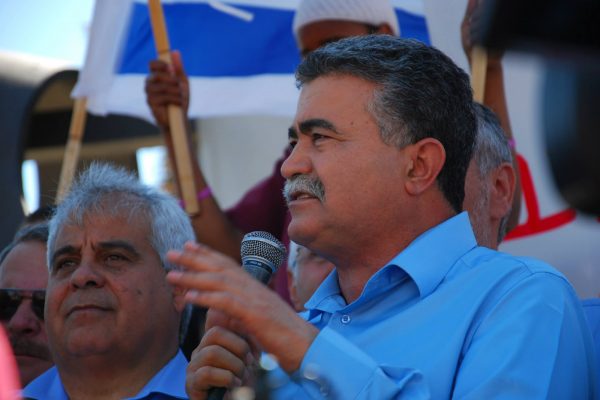 עמיר פרץ נואם בהפגנת עובדי כי״ל בנגב. 2015 (צילום: דבר ראשון).