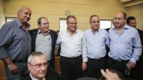 משמאל אבנר בן סניור - יו״ר ועד עובדי כי״ל,ניר גלעד - מנכ״ל החברה לישראל, ארמונד לנקרי - יו״ר ועדת מפעלי ים המלח, שרגא ברוש - יו״ר איגוד התעשיינים ואבי ניסנקורן - יו״ר ההסתדרות בבית הדין לעבודה (צילום ארכיון: הדס פרוש / פלאש 90).