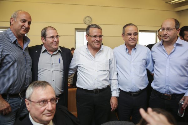 משמאל אבנר בן סניור - יו״ר ועד עובדי כי״ל,ניר גלעד - מנכ״ל החברה לישראל, ארמונד לנקרי - יו״ר ועדת מפעלי ים המלח, שרגא ברוש - יו״ר איגוד התעשיינים ואבי ניסנקורן - יו״ר ההסתדרות בבית הדין לעבודה (צילום ארכיון: הדס פרוש / פלאש 90).