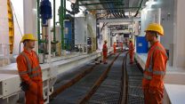 עובדים ברכבת הקלה בתל אביב. למצולמים אין קשר לכתבה (צילום ארכיון: דבר)