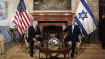 ראש הממשלה בנימין נתניהו ומזכיר המדינה ג'ון קרי (צילום ארכיון: AP)