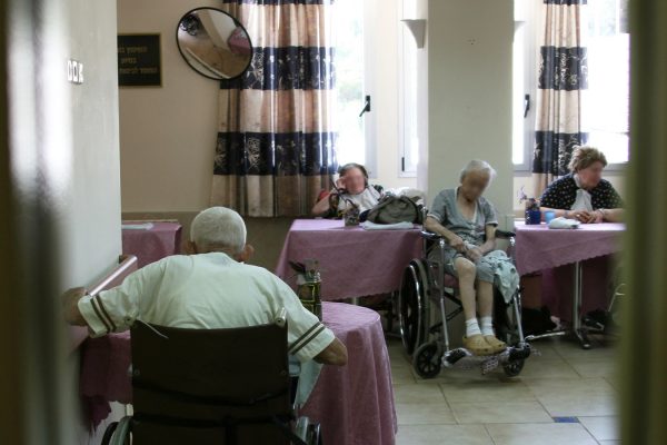 קשישים בבית אבות, למצולמים אין קשר לכתבה (צילום: אנה קפלן / פלאש 90).