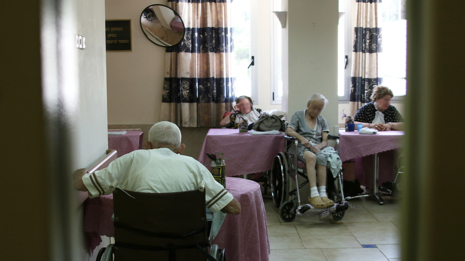 كبار السن في دار لرعاية المسنين ، ليس للمصورين صلة بالقصة (الصورة: آنا كابلان / flash90).