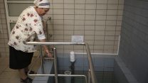 בלנית במקווה למצולמת אין קשר לכתבה (צילום ארכיון: הדס פרוש/ פלאש 90).