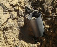 שרידי הרקטה שנחתה במועצה האזורית אשכול (צילום: דוברות המשטרה).
