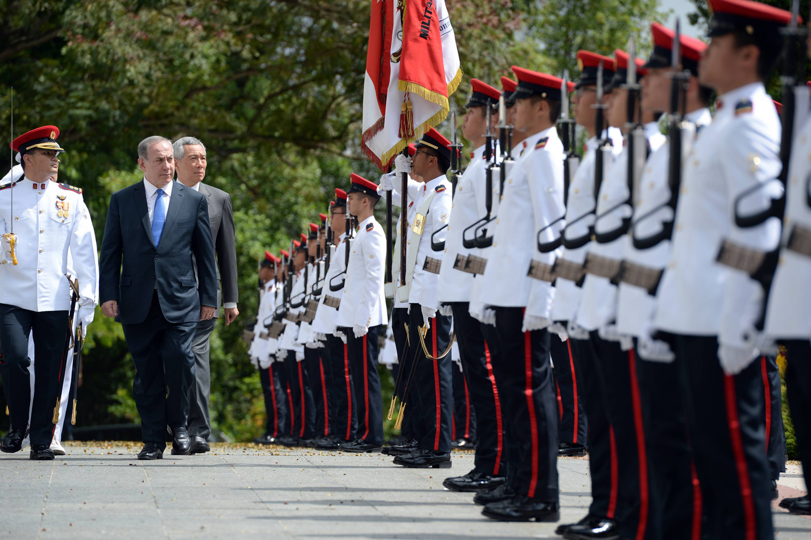 ראש הממשלה בנימין נתניהו מתקבל במשמר כבוד על ידי ראש ממשלת סינגפור(צילום: חיים צח / לע&quot;מ)