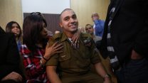 אלאור אזריה ממתין להקראת גזר דינו, 21.2.17 (צילום: תומר אפלבאום "הארץ")