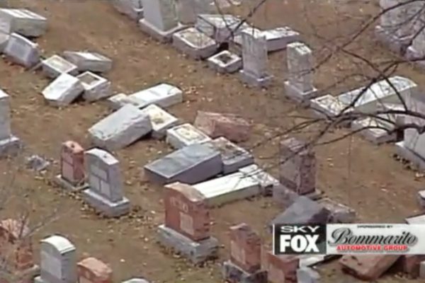 בית הקברות היהודי בו נותצו מעל 100 מצבות (צילום מסך מסיקור FOX NEWS)