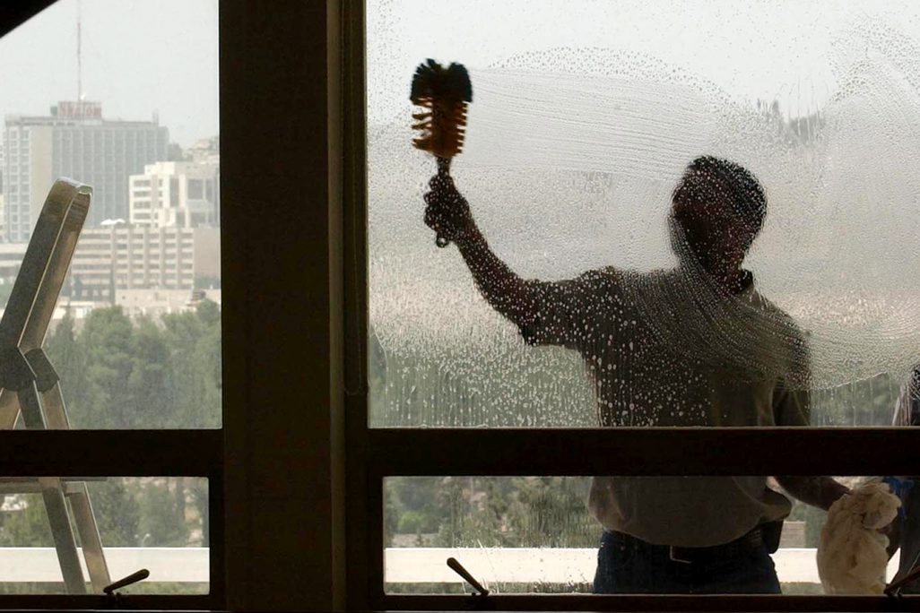 מנקה חלונות בכנסת, ארכיון (צילום: פלאש 90).
