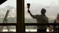 מנקה חלונות בכנסת, ארכיון (צילום: פלאש 90).