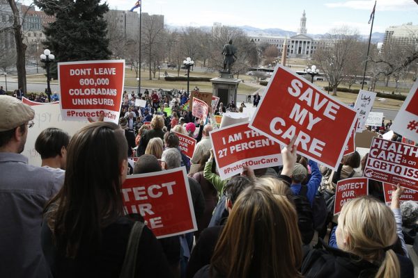 מפגינים בקולורדו נגד ביטול תכנית אובמה קר (AP Photo/Brennan Linsley)