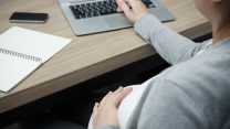 אישה בהריון בעבודה (צילום: shutterstock).