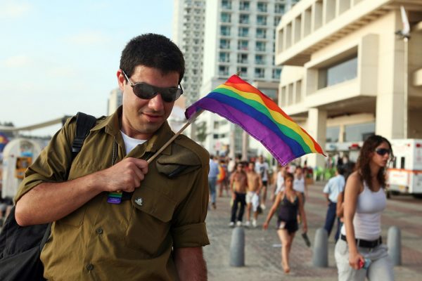 חייל במצעד הגאווה בתל אביב. למצולם אין קשר לכתבה (צילום ארכיון: מתניה טאוסיג/ פלאש 90).