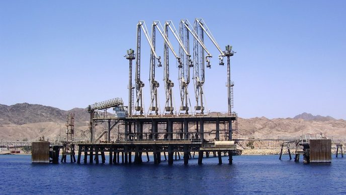 מזח הנפט של קצא&quot;א במפרץ אילת (צילום: מתוך אתר פיקיוויקי)