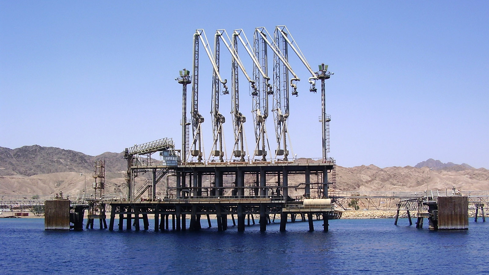 מזח הנפט של קצא&quot;א במפרץ אילת (צילום: ד&quot;ר אבישי טייכר. מתוך אתר פיקיוויקי).