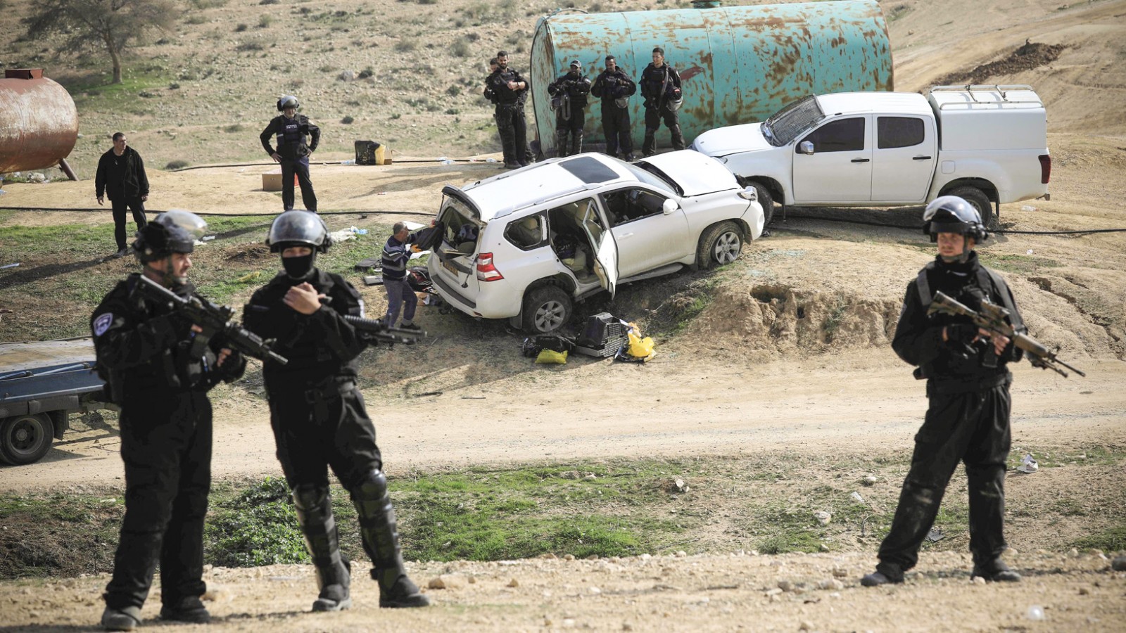 כוחות משטרה שומרים על זירת ההתנגשות באום אל חיראן (צילום: AP Photo/Tsafrir Abayov).