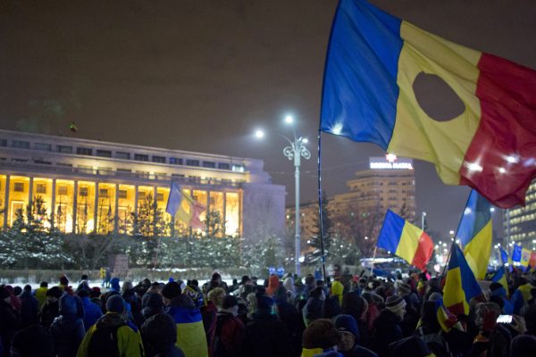 מחאות המוניות ברומניה מול בנייני הממשלה (צילום: AP Photo/Darko Bandic)