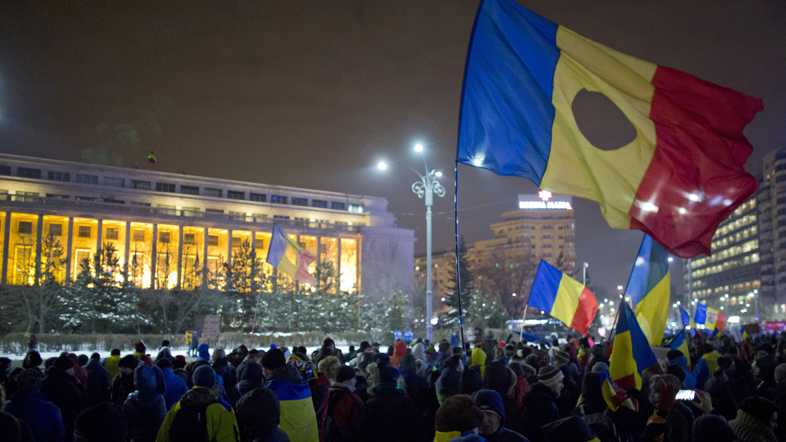 מחאות המוניות ברומניה מול בנייני הממשלה (צילום: AP Photo/Darko Bandic)