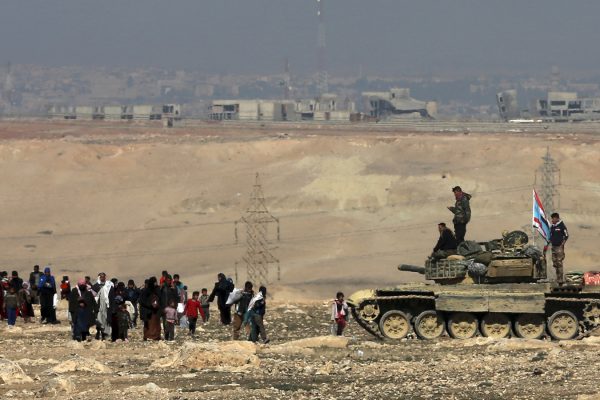 אזרחים עיראקים בורחים מאזור הלחימה במערב מוסול, 23.2.2107 (תמונה: חאלד מוחמד, AP)