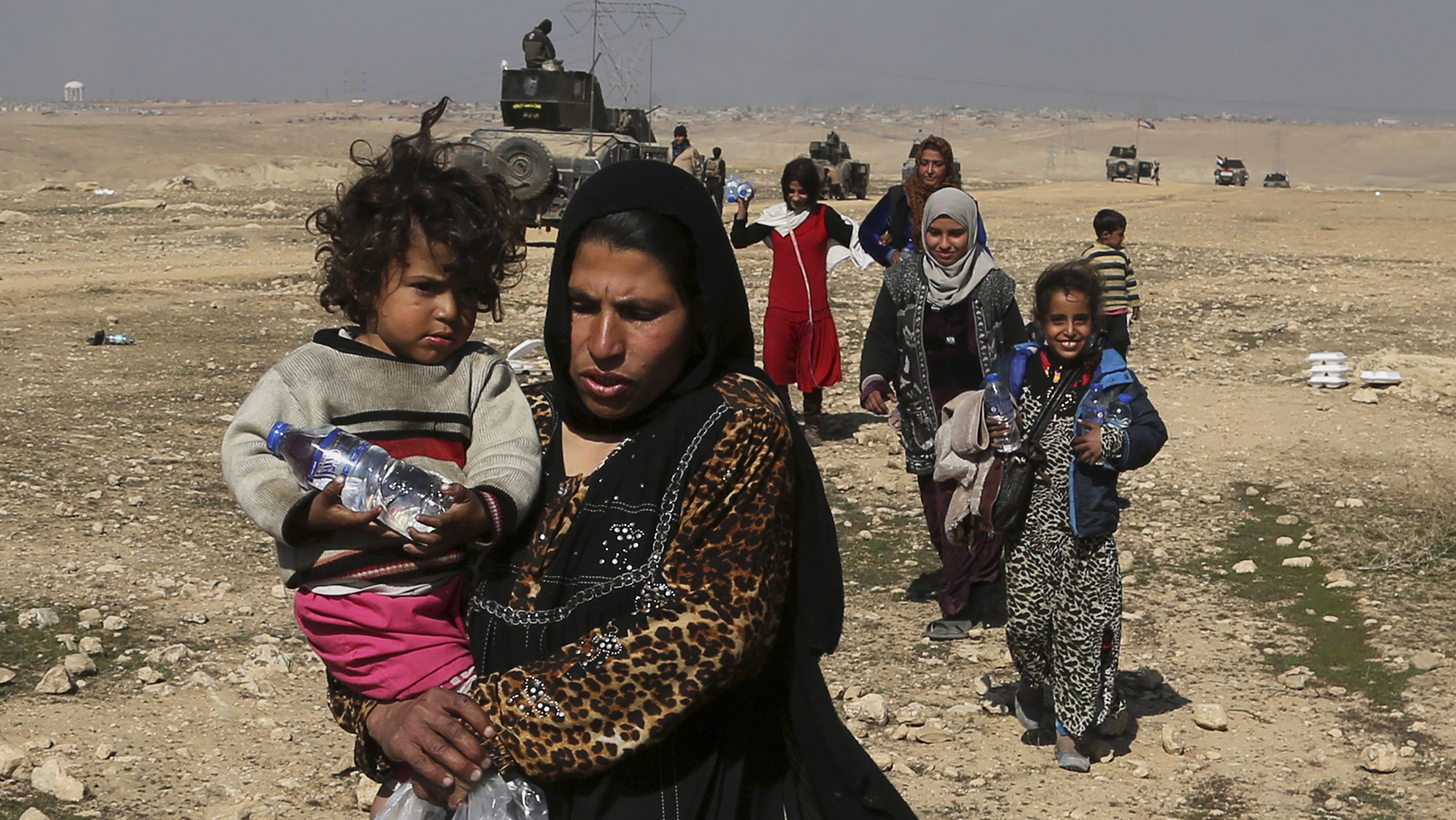 אזרחים עיראקיים עוזבים את בתיהם במוסול בעקבות הגעת כוחות צבא עיראק ותחילת הקרבות לשחרור העיר מידי דעא&quot;ש (צילום: AP Photo/ Khalid Mohammed).