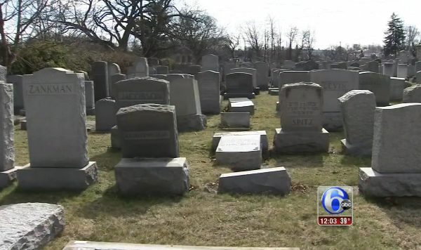 בית הקברות היהודי בפילדלפיה בו נותצו מעל 100 מצבות (צילום מסך מסיקור 6abc).
