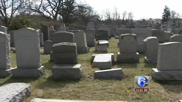 בית הקברות היהודי בפילדלפיה בו נותצו מעל 100 מצבות (צילום מסך מסיקור 6abc).