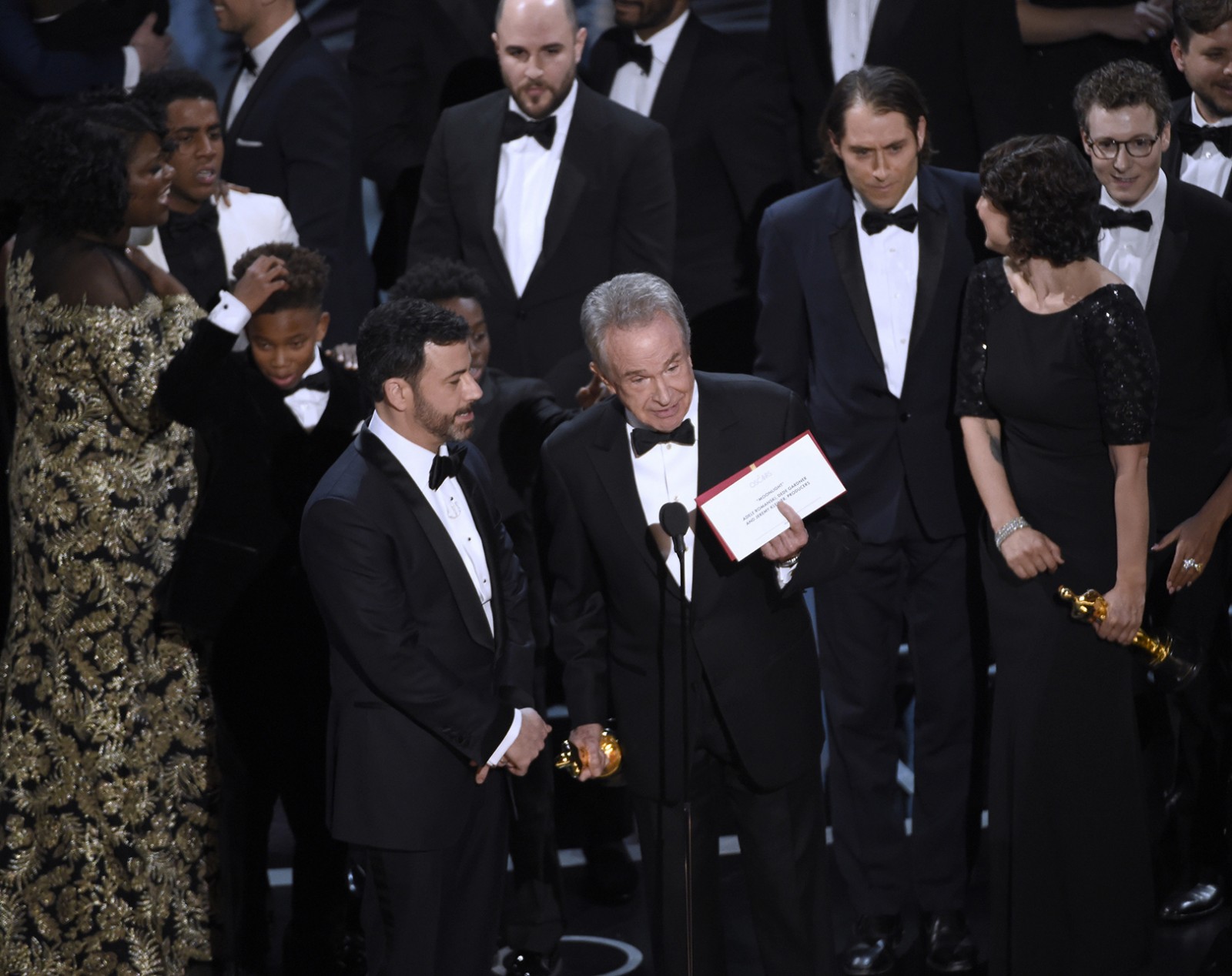 אופס: וורן ביטי מראה לקהל את המעטפה עם שם הזוכה הנכון בסרט הטוב ביותר (צילום: Chris Pizzello/Invision/AP)