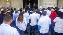 שיחת הסברה לעובדי המרכז הלוגיסטי של חברת פלאפון (צילום: מתוך דף הפייסבוק של ועד עובדי טלפון).