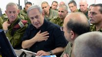 דווקא הדרג המדיני נהג כשורה לפי הדו"ח. נתניהו, גנץ ויעלון בתדרון במהלך מבצע צוק איתן (צילום: קובי גדעון \ לע"מ)