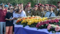 הלוויתו של חלל צה"ל שחר שלו בבית העלמין הצבאי בכיספין, שחר נפצע בפיצוץ מטען בחאן יונס במבצע צוק איתן ונפטר מפצעי בבית החולים 4 שבועות לאחר מכן (צילום: פלאש 90).