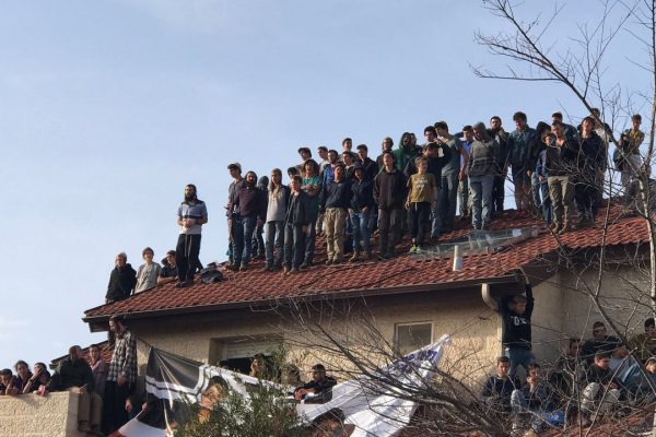 נערים מתבצרים על גג אחד הבתים בעפרה (צילום: דוברות המשטרה).