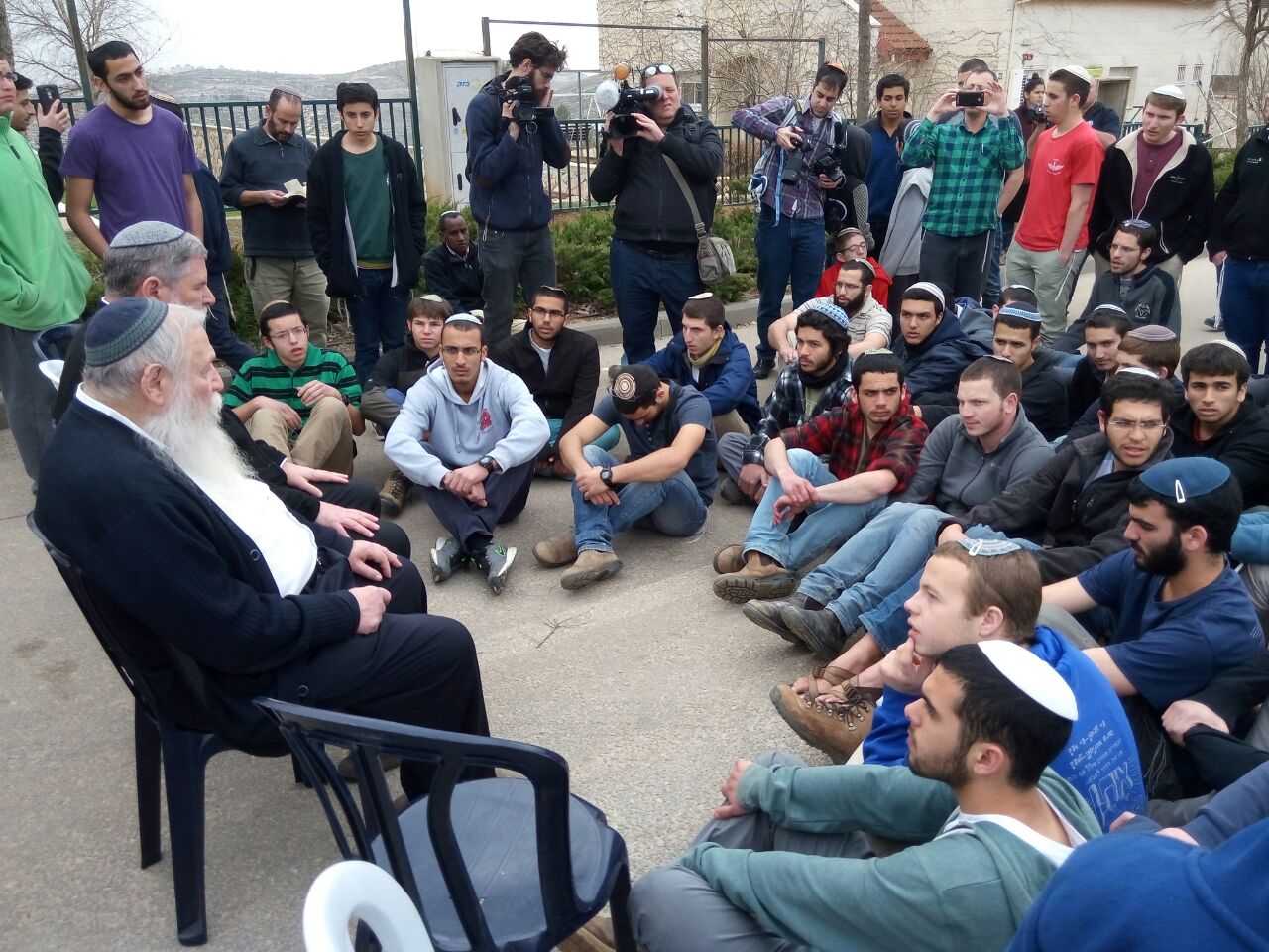 הרב דרוקמן בשיחה עם בני הנוער בעפרה. (צילום: דוברות מרכז יב&quot;ע)