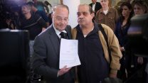 אביו של אזריה, צ'ארלי ועו"ד יורם שפטל במסיבת העיתונאים בה הציגו את הערעור. צילום: פלאש 90