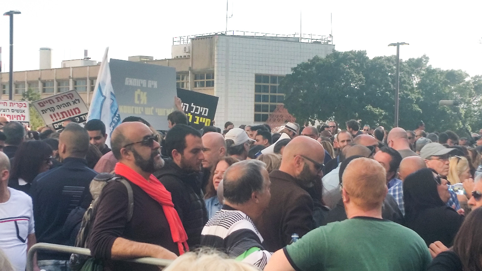 הפגנה למען סגירת מיכל האמוניה ביוזמת עיריית חיפה מול בית המשפט המחוזי (צילום: דבר ראשון).