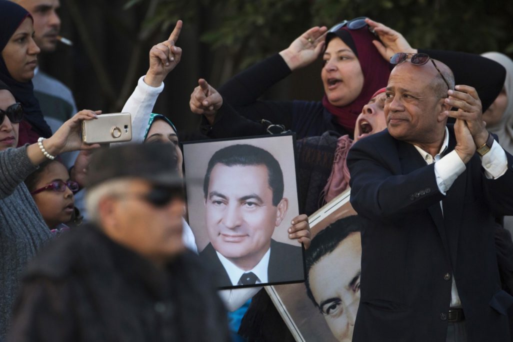 תומכי מובארק מפגינים מחוץ לבית המשפט (AP Photo/Amr Nabil)
