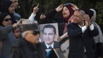 תומכי מובארק מפגינים מחוץ לבית המשפט (AP Photo/Amr Nabil)
