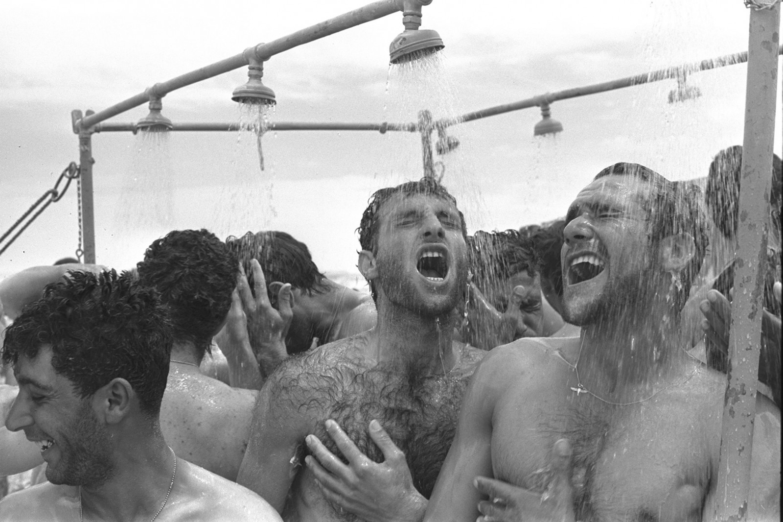 חיילים מתקלחים במלחמת ששת הימים (צילום: דוד רובינגר/ לע&quot;מ).