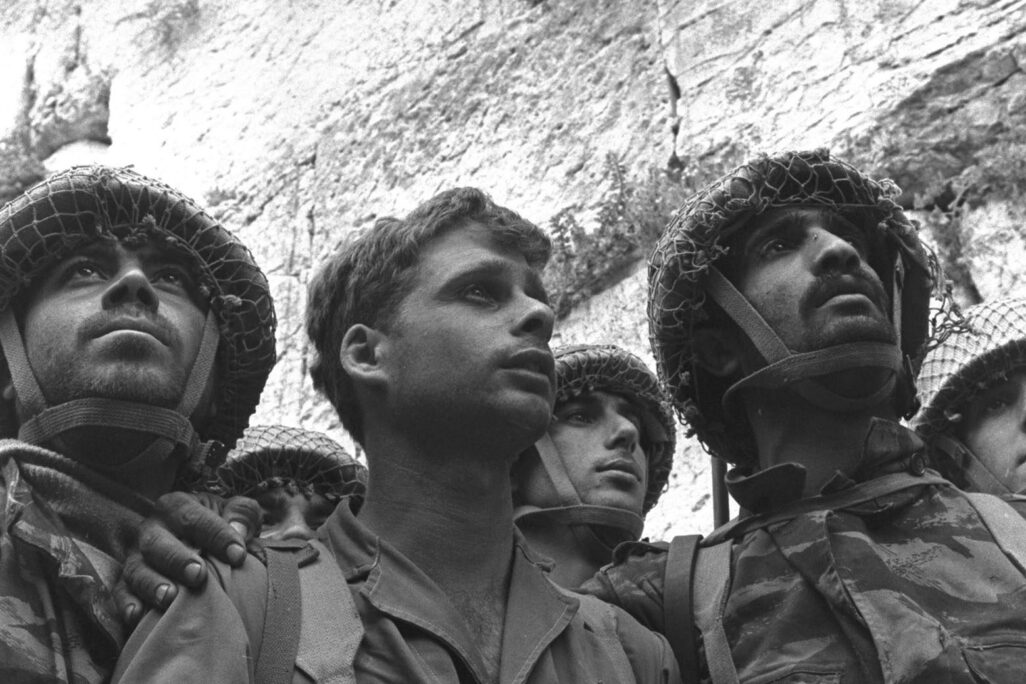 הצנחנים בכותל. יצחק יפעת במרכז (צילום: דוד רובינגר/לע"מ)