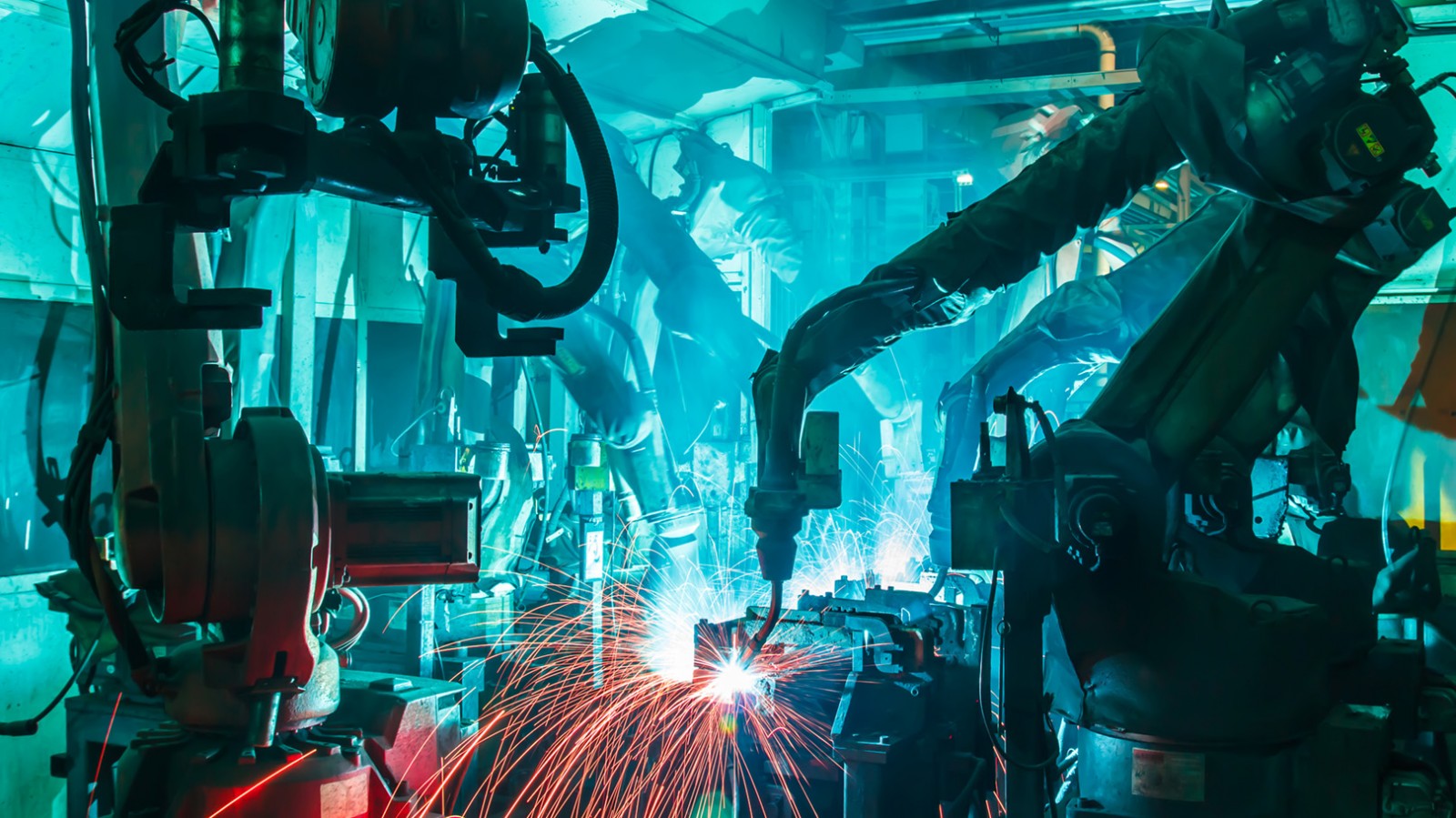 רובוטים מרתכים במפעל מכוניות (צילום: shutterstock)
