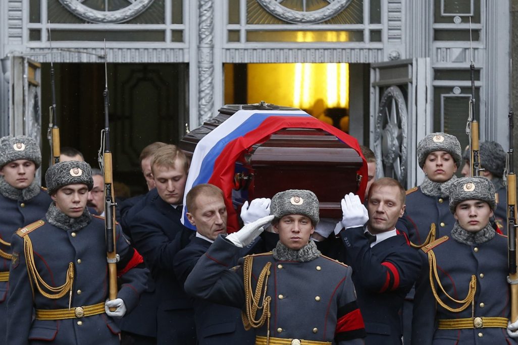 ארונו של אנדריי קרלוב יוצא ממשרד החוץ הרוסי במוסקובה (צילום: Sergei Ilnitsky/Pool Photo via AP).