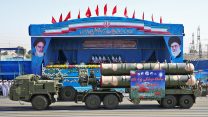 מערכת הטילים לטווח רחוק S-300 מוצגת בתהלוכה צבאית באירן, יולי 2016 (AP Photo/Ebrahim Noroozi).