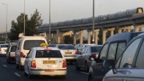 מכוניות בכביש (צילום: נתי שוחט/ פלאש 90).