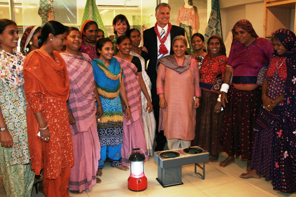 שגריר ארה"ב בהודו עם נשות "סווה" במרץ 2010. תמונת ארכיון (צילום: U.S. Embassy New Delhi/ flickr)