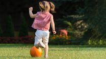כדורגל בגן הילדים (צילום אילוסטרציה: Shutterstock).