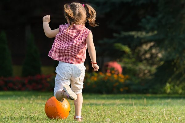 כדורגל בגן הילדים (צילום אילוסטרציה: Shutterstock).