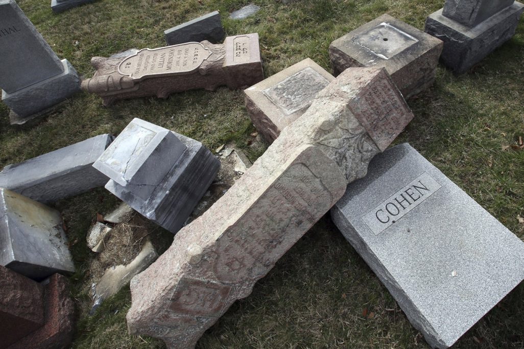 בית הקברות מאונט כרמל בפלידלפיה מחולל פברואר 2017 (צילום: AP Photo/Jacqueline Larma).